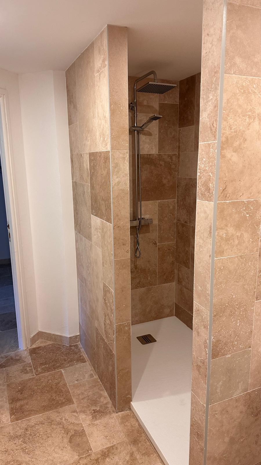Douche en pierre naturelle travertin