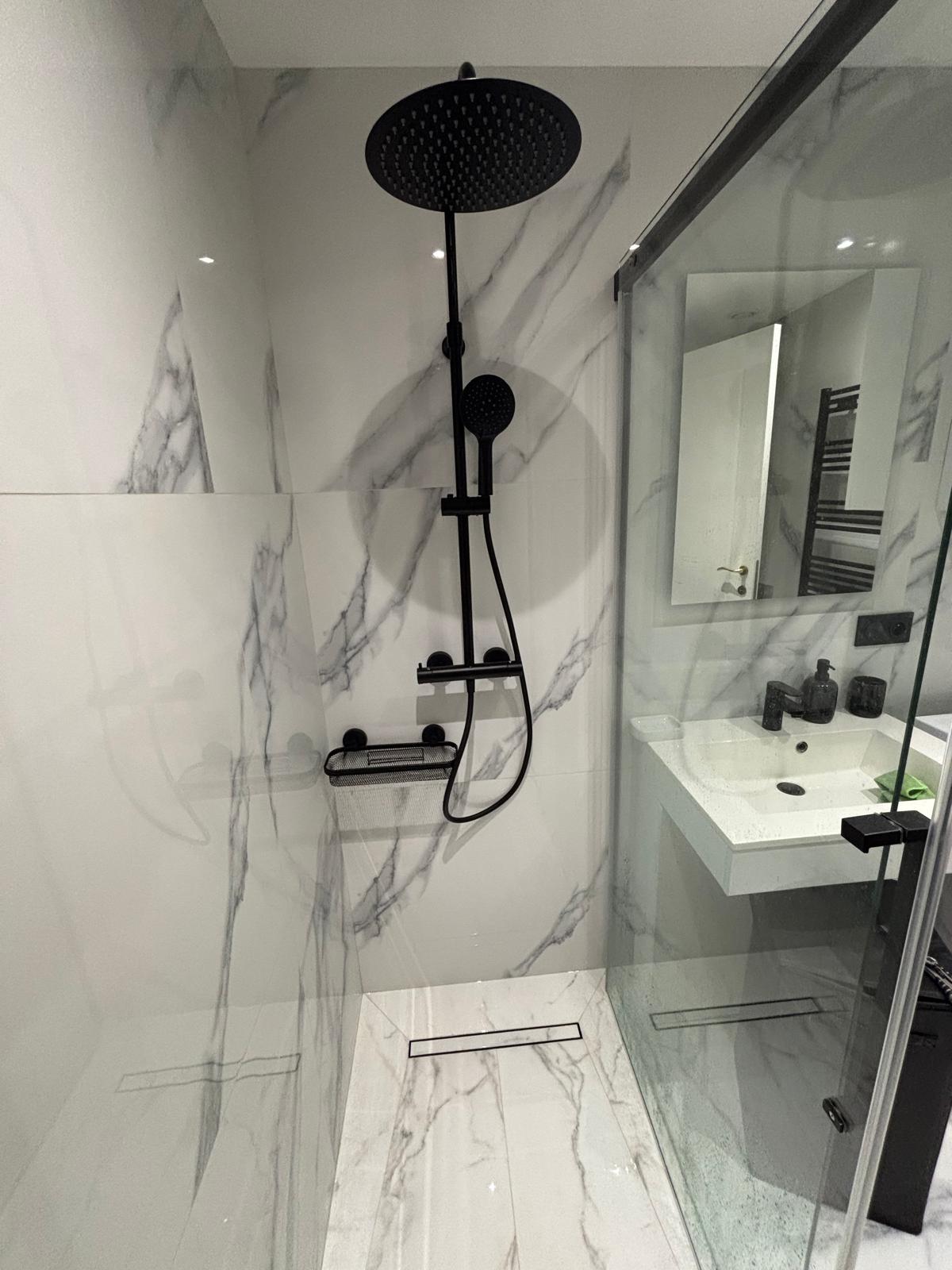 Douche italienne, grands carreaux effet marbre